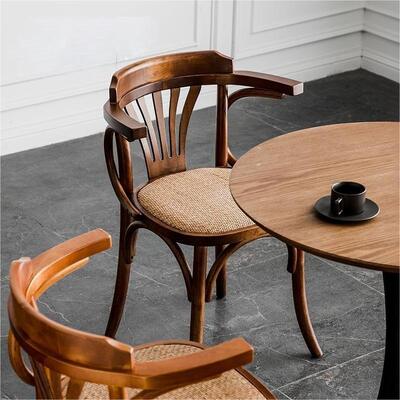 Buen precio Simple Household Armrest Dining Chair Small Apartment Nordic Retro Backrest Leisure Rattan Dining Chair en línea