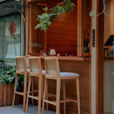 Buen precio Nordic Modern Coffee Shop Front Counter High bar Stool Garden Courtyard Creative Solid Wood Hand Made Rattan bar Chair en línea